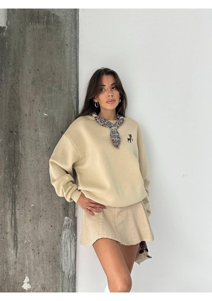 Fularlı Ceylan Nakışlı Siyah Sweatshirt