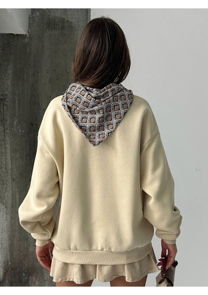 Fularlı Ceylan Nakışlı Siyah Sweatshirt indirimleri