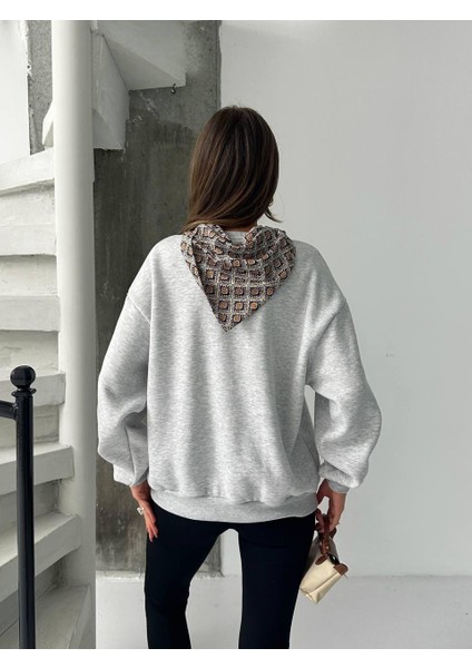 Fularlı Ceylan Nakışlı Siyah Sweatshirt indirimleri