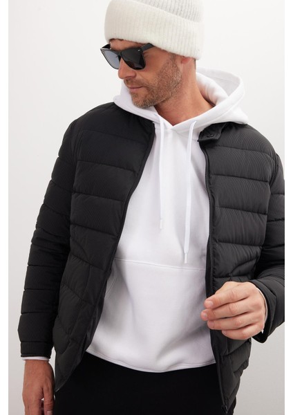 Erkek Regular Fit Klasik Kesim Dik Yaka Çift Cepli Sıcak Tutan Siyah Şişme Mont indirimleri
