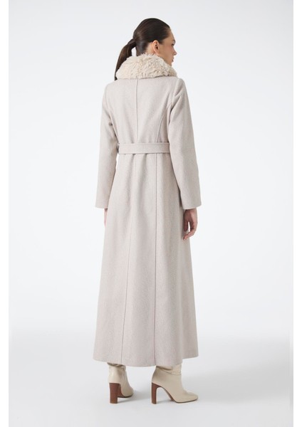 Kürk Yaka Kemer Detaylı Kaşe Bej Manto