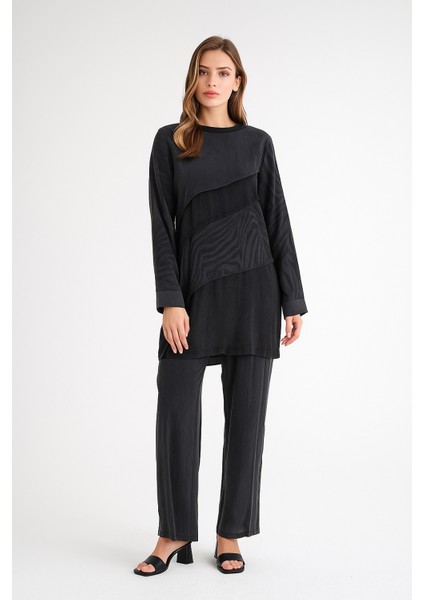 2808 Sıfır Yaka Kol Ucu Fermuarlı Önü Kendinden Çizgili ve Kat Detaylı Pantolonun Beli Yarım Lastikli Yanları Desenli Ikili Takım #09-25#