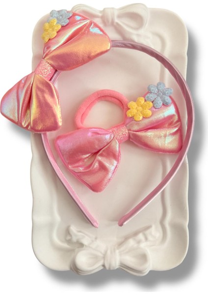 Kız Çocuk Çiçek Detaylı Parlak Pembe Kumaş Fiyonk Figürlü Taç ve Lastik Toka 2'li Set modelleri