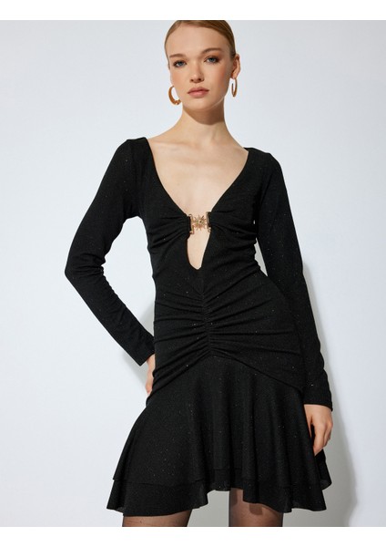 Derin V Yaka Metal Aksesuarlı Simli Mini Elbise
