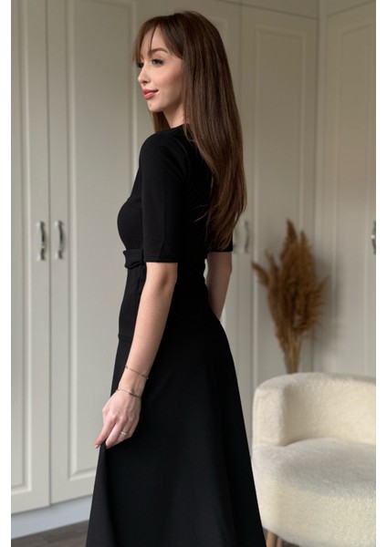 Kısa Kollu Kemerli Etekleri Volanlı Midi Siyah Elbise