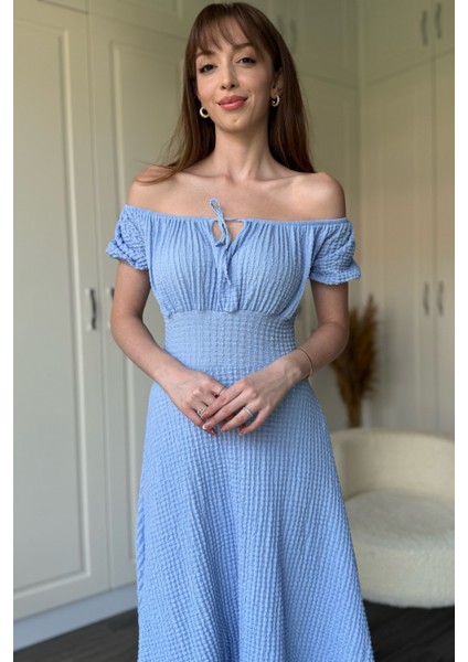 Omuzları Açık Gofre Kumaş Midi Mavi Elbise fırsatları