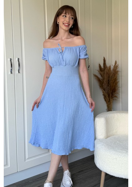 Omuzları Açık Gofre Kumaş Midi Mavi Elbise