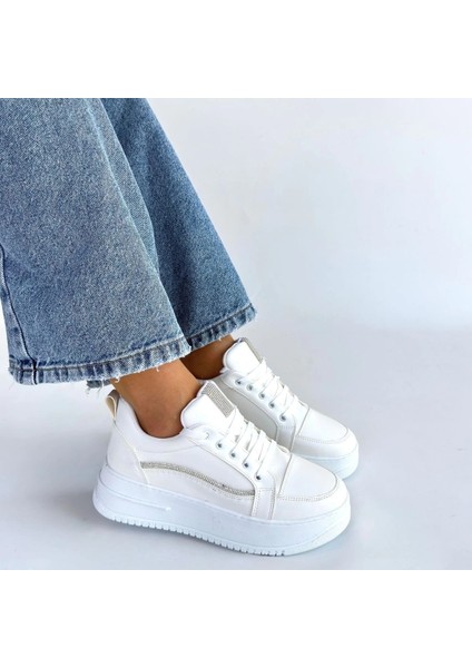 Natte Beyaz Cilt Bağcıklı Spor Ayakkabı fırsatları