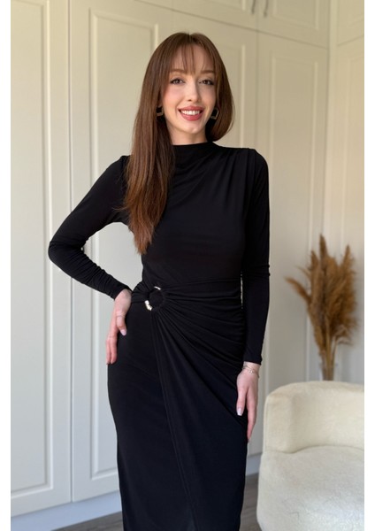Aksesuar Detaylı Boyunlu Midi Siyah Elbise