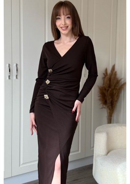 Önü Yırtmaçlı V Yaka Gold Aksesuar Detaylı Şık Midi Kahverengi Elbise