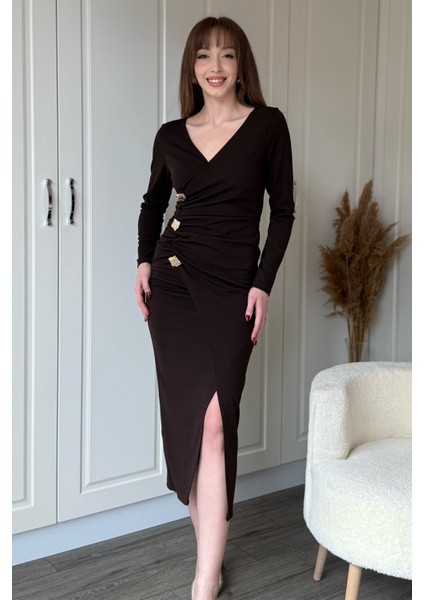 Önü Yırtmaçlı V Yaka Gold Aksesuar Detaylı Şık Midi Kahverengi Elbise