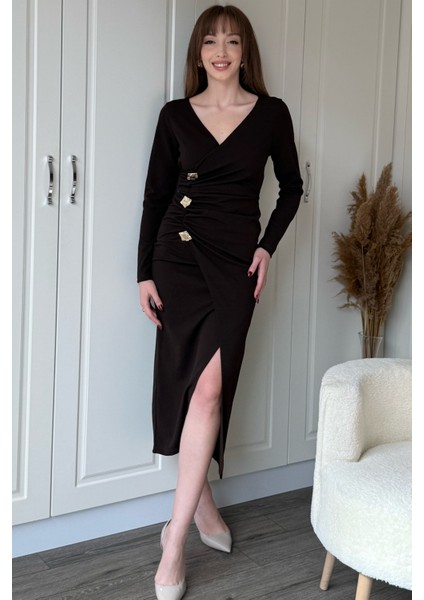 Önü Yırtmaçlı V Yaka Gold Aksesuar Detaylı Şık Midi Kahverengi Elbise