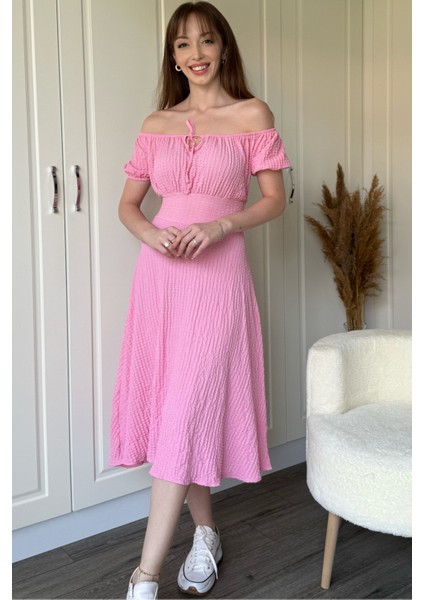 Omuzları Açık Gofre Kumaş Midi Pembe Elbise modelleri