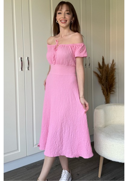 Omuzları Açık Gofre Kumaş Midi Pembe Elbise fırsatları