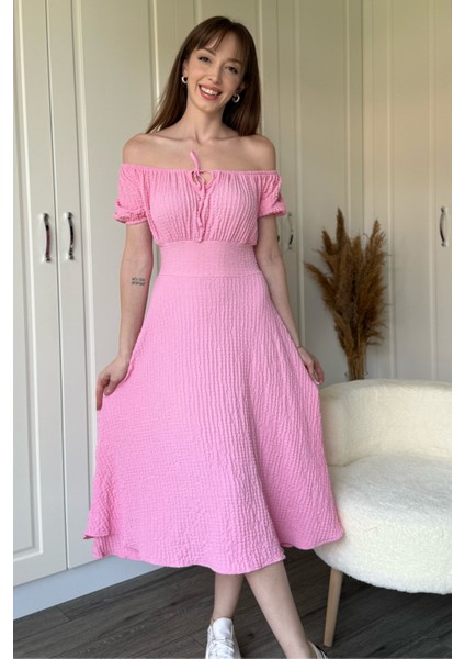 Omuzları Açık Gofre Kumaş Midi Pembe Elbise indirimleri