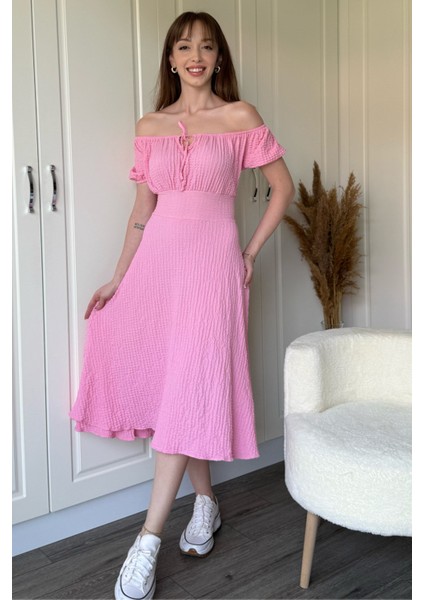 Omuzları Açık Gofre Kumaş Midi Pembe Elbise