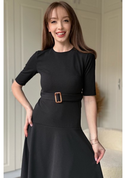 Kısa Kollu Kemerli Etekleri Volanlı Midi Siyah Elbise