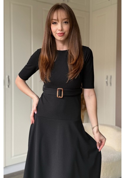 Kısa Kollu Kemerli Etekleri Volanlı Midi Siyah Elbise fırsatları