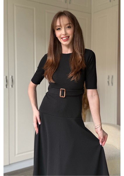 Kısa Kollu Kemerli Etekleri Volanlı Midi Siyah Elbise indirimleri