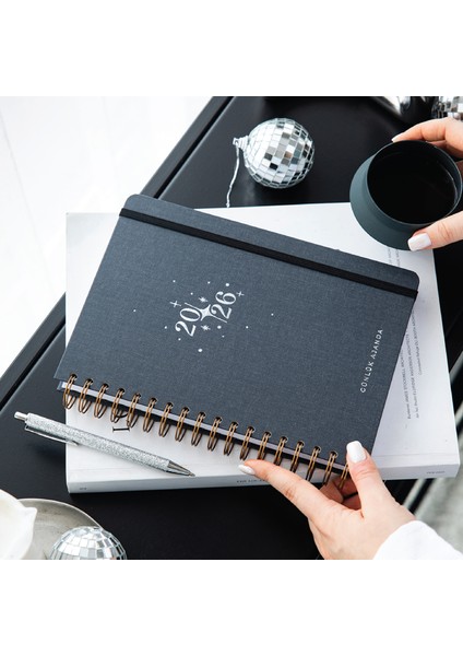 2026 Spiralli Günlük Ajanda 12 Aylık Kir ve Suya Dayanıklı Sert Kapak Füme