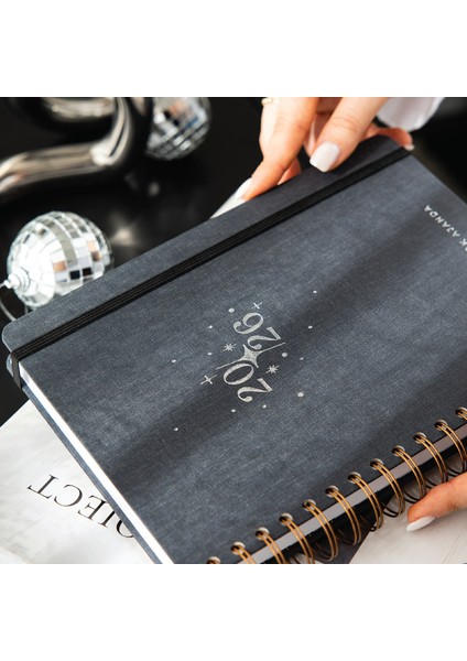 2026 Spiralli Günlük Ajanda 12 Aylık Kir ve Suya Dayanıklı Sert Kapak Füme fiyatları