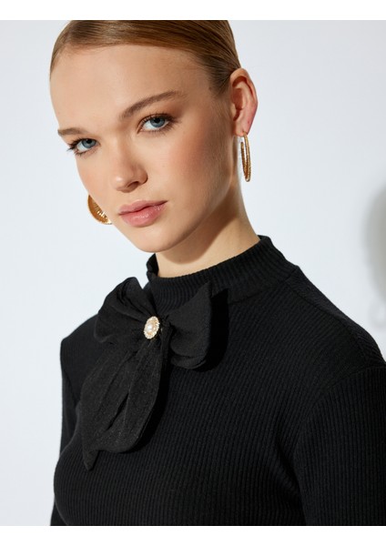 Slim Fit Hafif Dik Yaka Fiyonk Aplike Detaylı Crop Triko Kazak