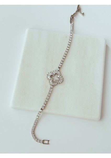 Büyük Taşlı Yaprak Detaylı Silver Bileklik modelleri