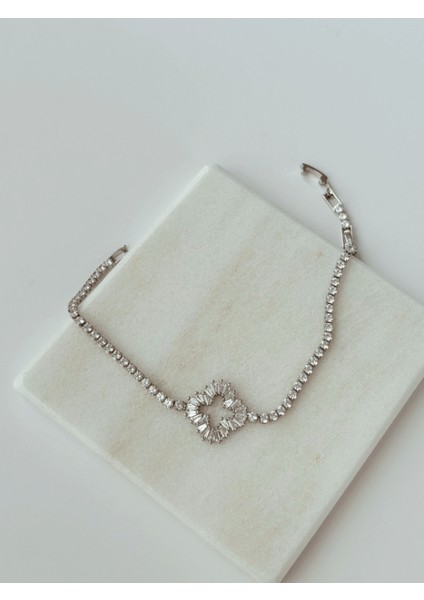 Büyük Taşlı Yaprak Detaylı Silver Bileklik fırsatları