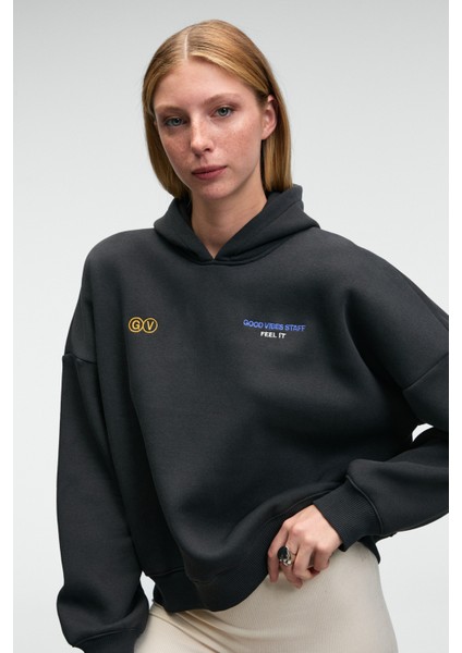 Luxe Kadın Renk Nakışlı ve Arkası Baskı Detaylı Kapüşonlu Antrasit Sweatshirt