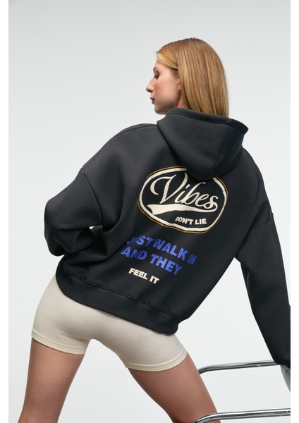 Luxe Kadın Renk Nakışlı ve Arkası Baskı Detaylı Kapüşonlu Antrasit Sweatshirt fırsatları