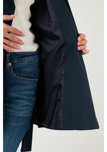 Oversize Fit Kruvaze Yaka Kuşaklı Düğmeli Trençkot Bayan Trençkot 6839609