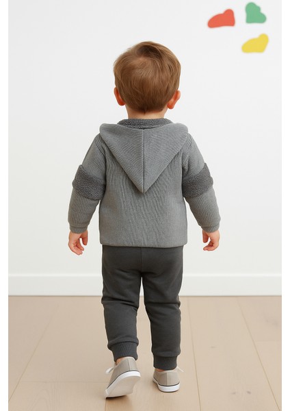 Kr Kıds Erkek Bebek 3’lü Kombin – Gri Örgü Kapüşonlu Hırka, Çizgili Ayıcık Baskılı T-Shirt ve Eşofman Altı modelleri