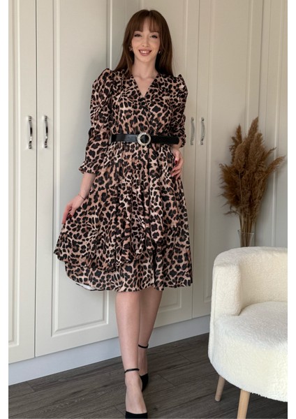 Leopar Desenli Tokalı Kemerli Kısa Fırfırlı Elbise