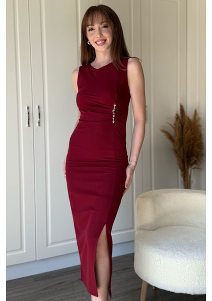 Taş Detaylı Yırtmaçlı Drapeli Bordo Elbise