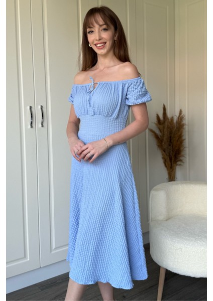 Omuzları Açık Gofre Kumaş Midi Mavi Elbise fiyatları