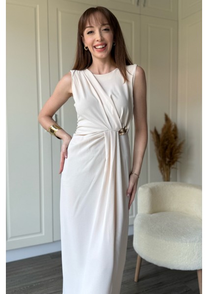 Bej Drapeli Aksesuar Detaylı Yırtmaçlı Elbise