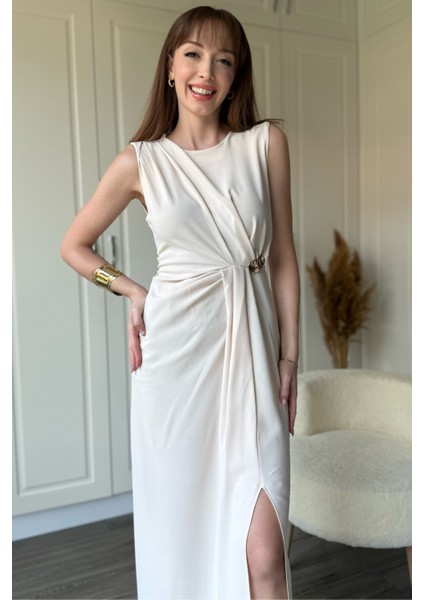 Bej Drapeli Aksesuar Detaylı Yırtmaçlı Elbise fiyatları