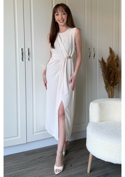 Bej Drapeli Aksesuar Detaylı Yırtmaçlı Elbise modelleri