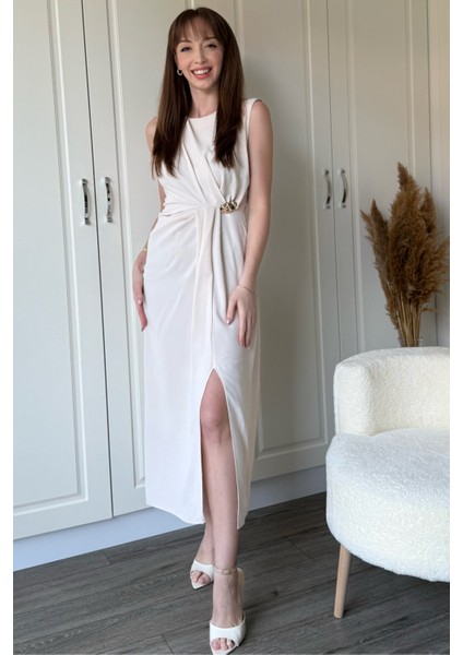 Bej Drapeli Aksesuar Detaylı Yırtmaçlı Elbise fırsatları