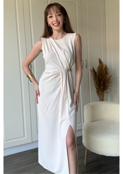 Bej Drapeli Aksesuar Detaylı Yırtmaçlı Elbise indirimleri