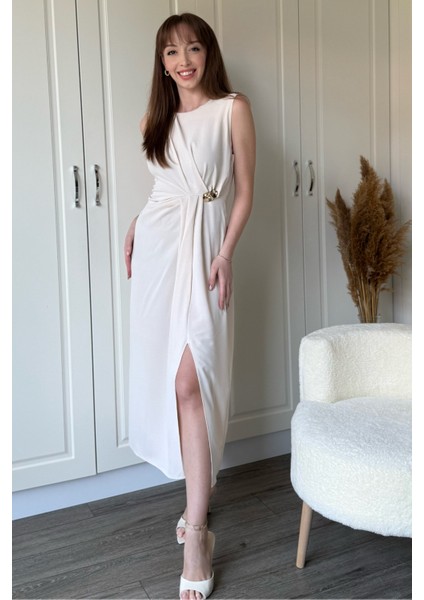 Bej Drapeli Aksesuar Detaylı Yırtmaçlı Elbise