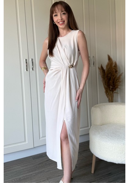 Bej Drapeli Aksesuar Detaylı Yırtmaçlı Elbise