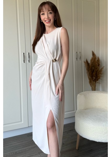 Bej Drapeli Aksesuar Detaylı Yırtmaçlı Elbise