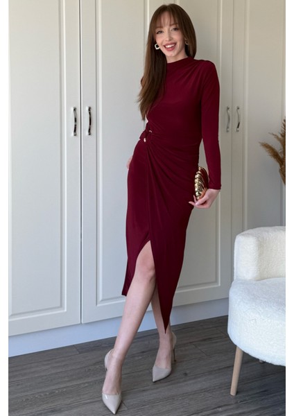 Aksesuar Detaylı Boyunlu Midi Bordo Elbise