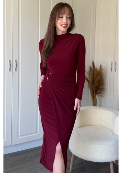 Aksesuar Detaylı Boyunlu Midi Bordo Elbise