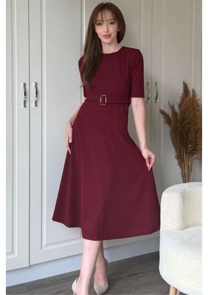 Kısa Kollu Kemerli Etekleri Volanlı Midi Bordo Elbise