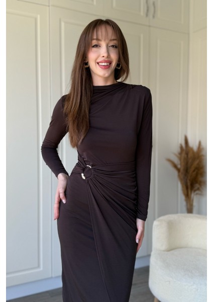 Aksesuar Detaylı Boyunlu Midi Kahverengi Elbise