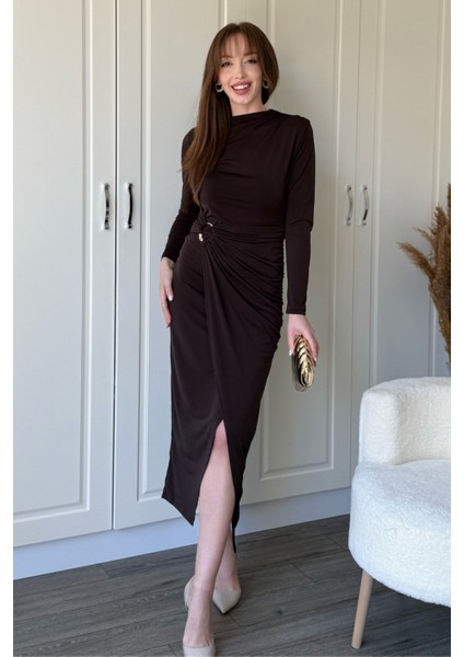 Aksesuar Detaylı Boyunlu Midi Kahverengi Elbise