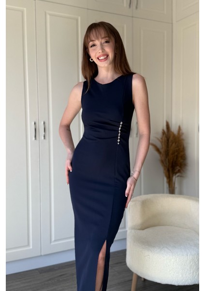 Taş Detaylı Yırtmaçlı Drapeli Lacivert Elbise