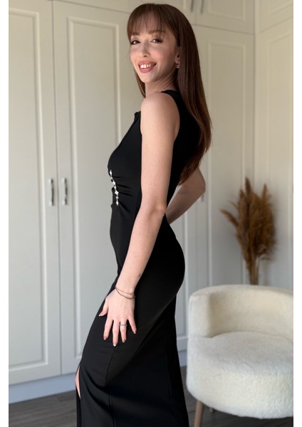 Taş Detaylı Yırtmaçlı Drapeli Siyah Elbise